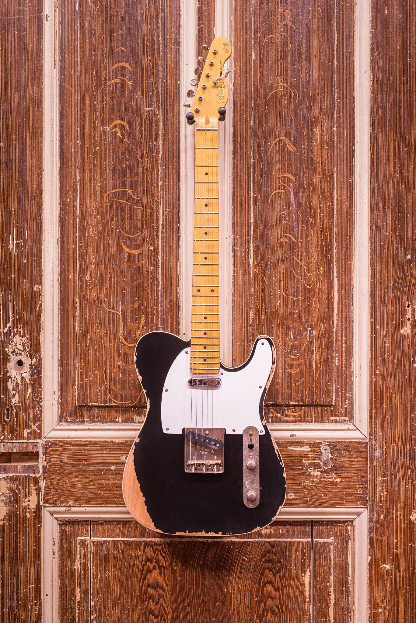 Vintage V59 Icon Distressed Black elektrische gitaar