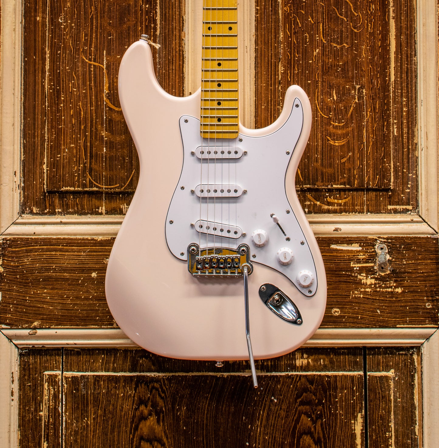 G&L Standard Stratocaster White/Seafoam Pink Elektrische Gitaar